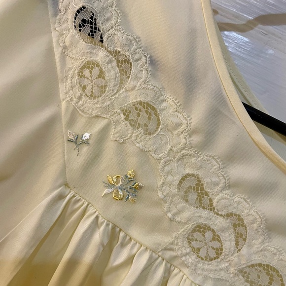 Vintage Shadowline Butter Yellow Nightie with Embroidered Details, Size Medium - Picture 3 of 7